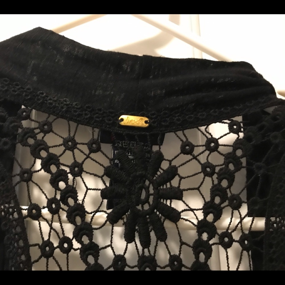 Black Sleeveless Tunic Top - Picture 2 of 5